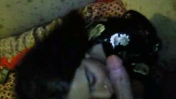 Awek sayang Kaylee Brookshire meniup batang hitam sex tempat kerja dan menunggangnya di atas
