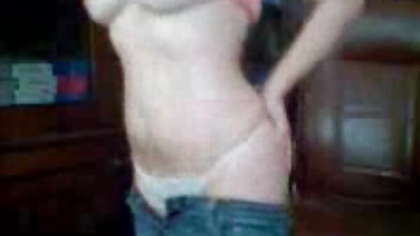 Ramai perempuan melayu buat sex murahan yang terangsang sedang berkelah di luar rumah