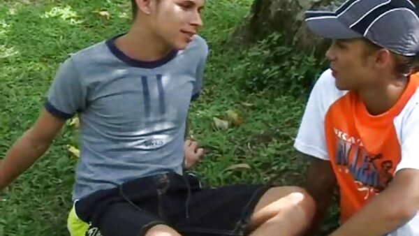 Dua lesbian si rambut coklat dumpy melakukan hubungan seks yang seksmelayu jahat di luar rumah