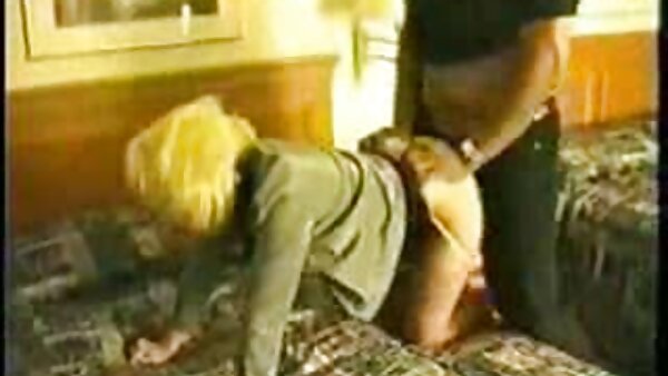 Si rambut coklat masin sedang menghisap rokok cipap padu dan membuat farajnya disetubuhi