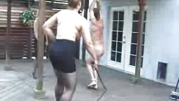 Pelacur seksi hitam menyerang batang sangap pantat manis lelaki kulit putih dengan penuh semangat