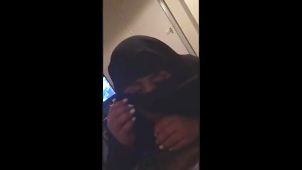 Awek si rambut coklat Sophia Lomeli seks budak2 mahu menggembirakan zakar anda dengan mulutnya