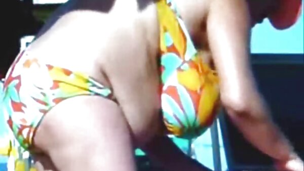 Remaja Jepun yang suka bermain Kaori Teranishi melompat ke atas adik abang seks katil dengan bikini geram