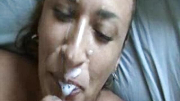 Faraj dicukur bagus pancut dalam pantat adalah fucked oleh dildo dan zakar keras