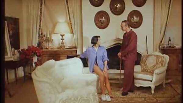 Dua kancing miang hitam menumbuk satu awek puki tembam cangkuk putih bercahaya keras
