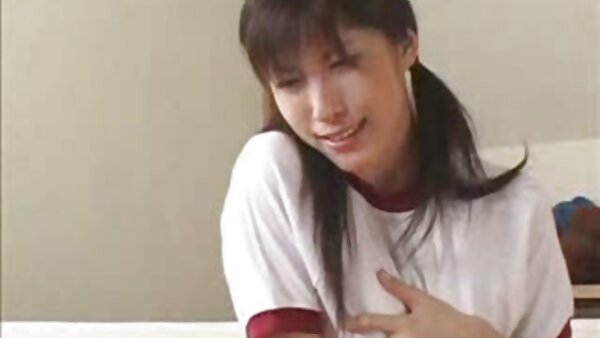 Babe Asia cantik Nozomi pepet budak sekolah Uehara menghisap batang berbulu pada video POV